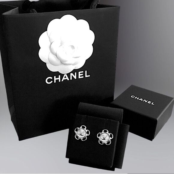 CHANEL STUD EARRINGS METAL AND GLASS PEARLSāSILVER AND PEARLY WHITE - Picture 2 of 9